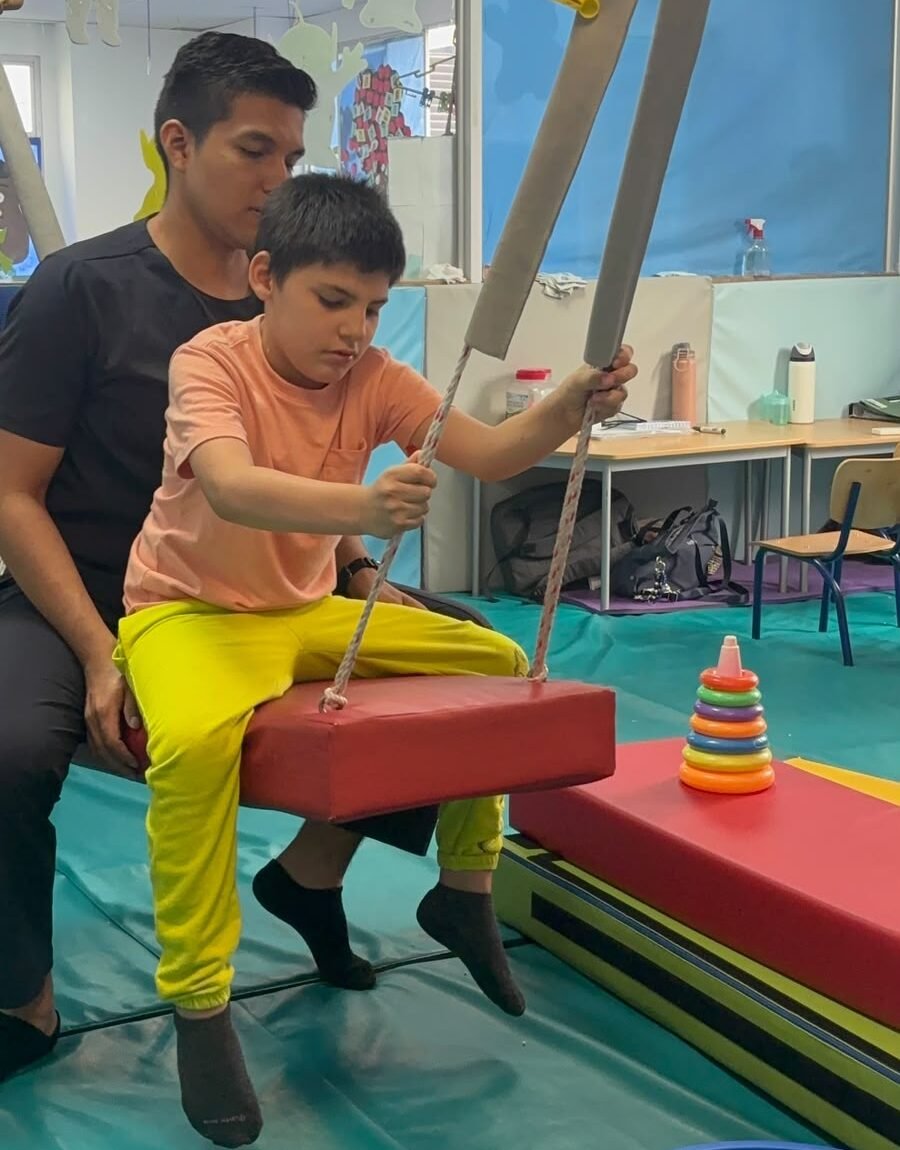 Julián Andrés Castillo, de ocho años, durante una de sus sesiones de terapia. Fotografía: cortesía de su madre, Evelyn María Castillo Cevallos.