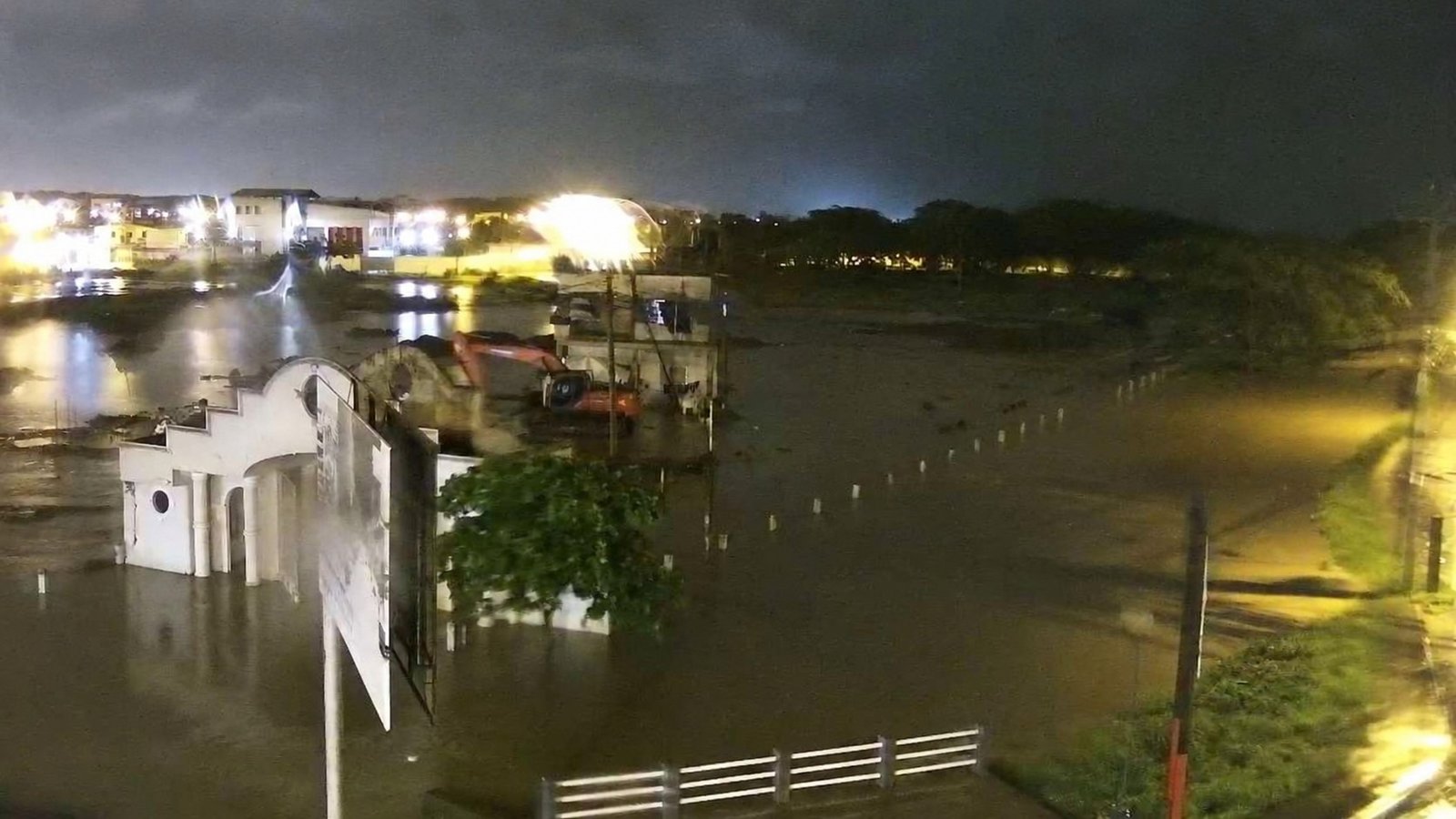 Inundación en el sector La Puentecita, en la avenida Colón Tinoco y 23.ª Sur, en Machala, provincia de El Oro, a las 04:07 del 26 de octubre de 2026. Imagen: ECU 911, facilitada por Ecuador 221.