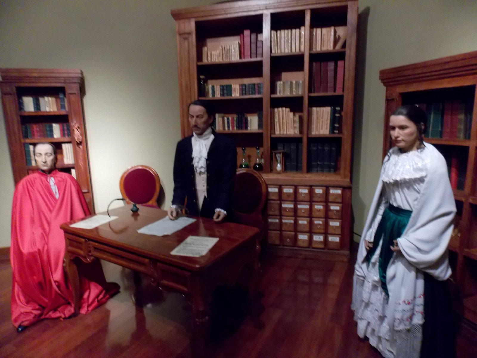 Figuras en cera de Manuela Espejo (derecha) y su hermano Eugenio Espejo, exhibidas en el Museo Alberto Mena Caamaño, en el centro histórico de Quito. La Misión Solidaria Manuela Espejo recibió su nombre en homenaje a esta figura histórica ecuatoriana. Fotografía: H3kt0r / Wikimedia Commons, 2014. Licencia: CC BY-SA 4.0.