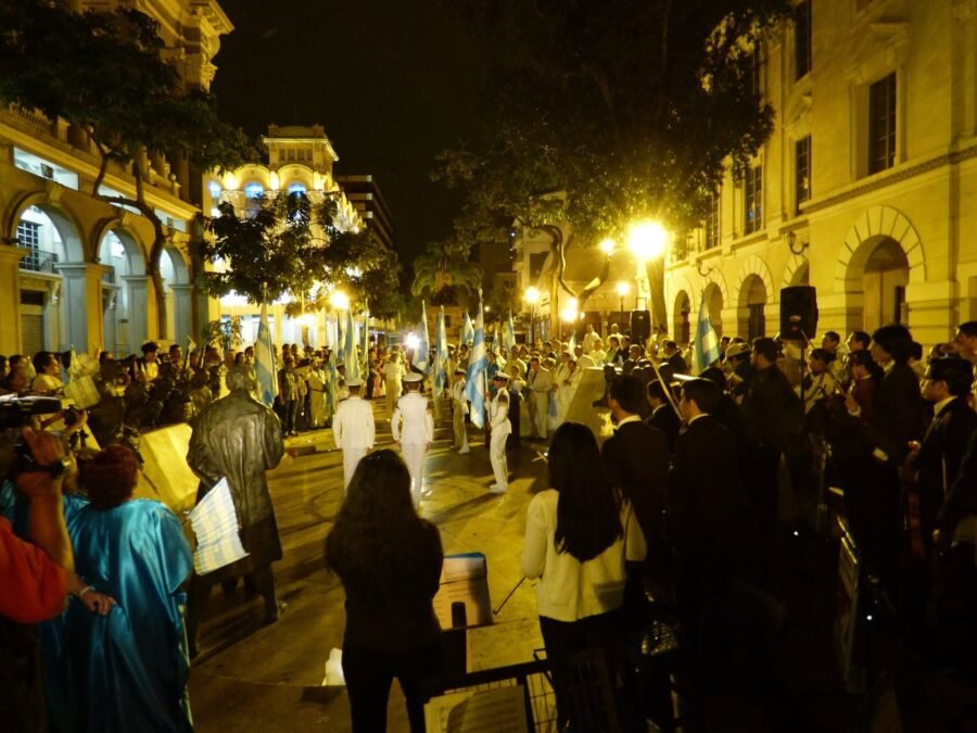 Con el paso de los años, la Aurora Gloriosa fue sumando participación ciudadana, música, símbolos patrios y una presencia cada vez más amplia en el espacio público. Foto cortesía: BienvenidoGYE