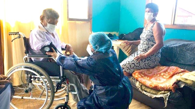 Atención a personas con discapacidad en Ecuador. En 2020, el Ministerio de Salud Pública informó sobre 42 denuncias contra funcionarios y 183 contra ciudadanos por presuntas irregularidades en la emisión de carnés de discapacidad. Foto: Ministerio de Salud Pública.