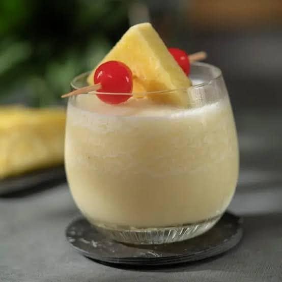 La piña colada combina jugo de piña, crema de coco y ron, una mezcla de sabor caribeño. Foto cortesía de Sergio Cedeño.