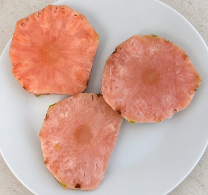 Rodajas de piña Pinkglow muestran el característico color rosado de su pulpa. Foto cortesía de Sergio Cedeño.