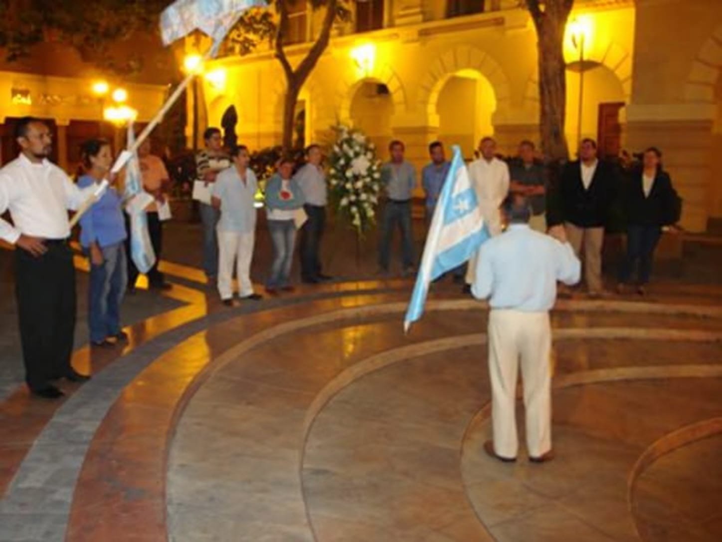 La primera Aurora Gloriosa nació en 2009 como una iniciativa ciudadana sencilla, con un pequeño grupo reunido de madrugada para rendir homenaje a la independencia de Guayaquil. Foto cortesía: BienvenidoGYE