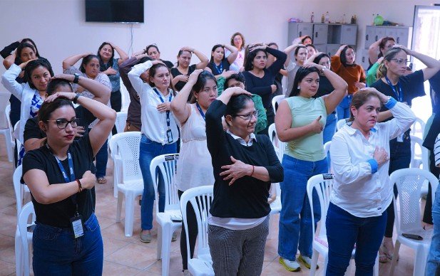 Un grupo de mujeres asisten a un taller sobre el cáncer de mama en SOLCA, Machala. Octubre del 2025. Foto: cuenta Facebook de la casa de salud.