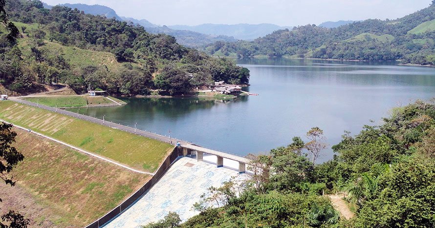 Vista de un embalse en una fotografía publicada por Somos Manabí el 10 de julio. Los niveles de agua cambian con las lluvias y la operación de las presas; esta imagen no muestra las condiciones registradas en el reporte del 2 de octubre de 2026. Fuente: Somos Manabí.