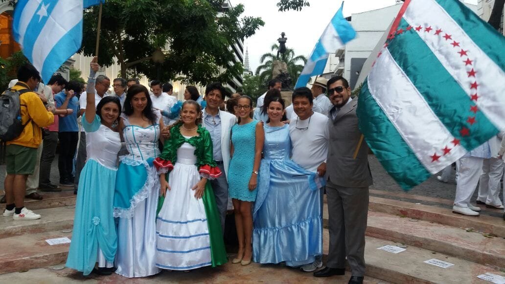 Tras el terremoto de 2016, la conmemoración incorporó un homenaje a Manabí y Esmeraldas, recordando que el civismo también se expresa en la solidaridad nacional. Foto cortesía: BienvenidoGYE